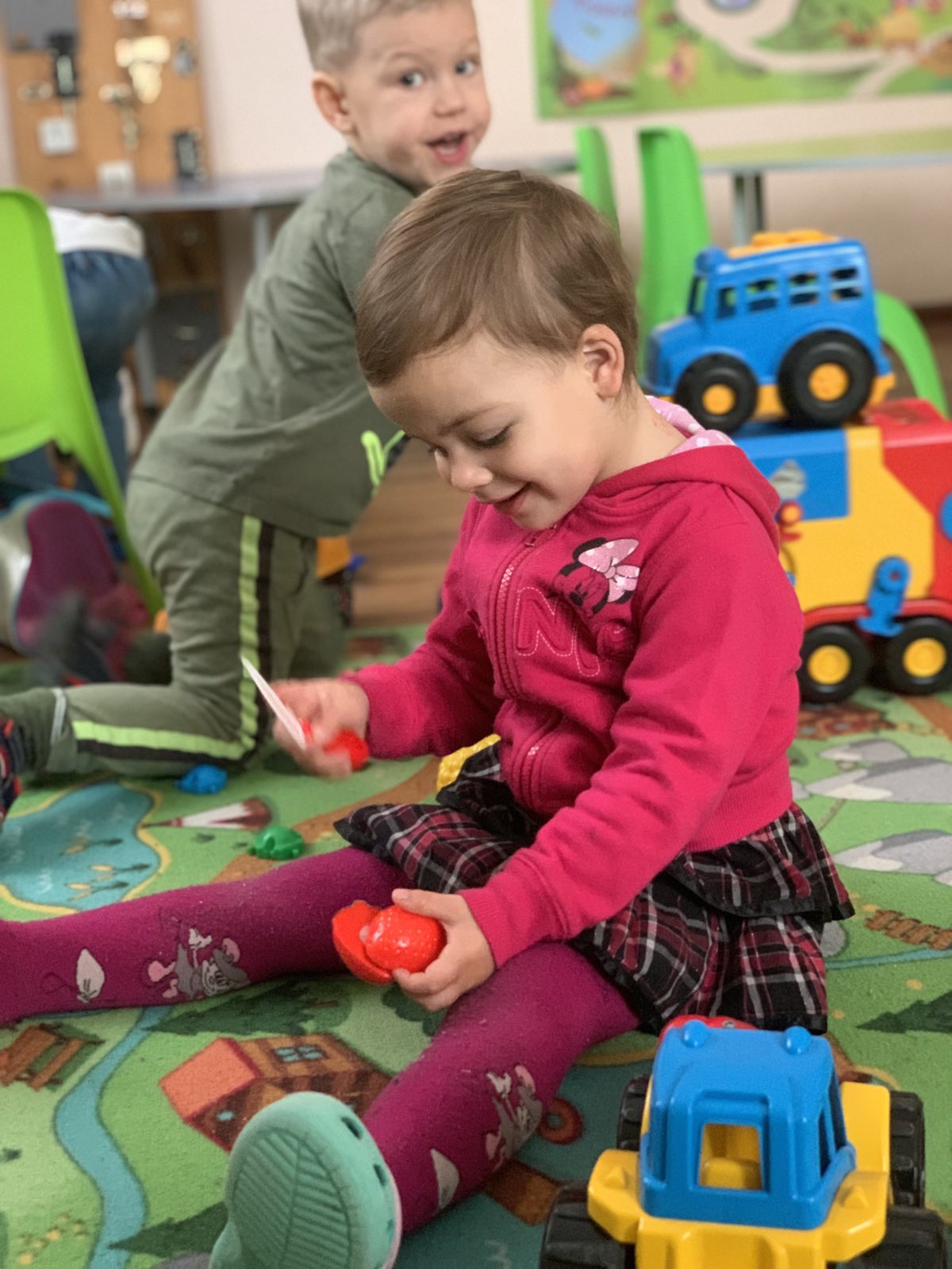 Діти разом грають у Baby House Club